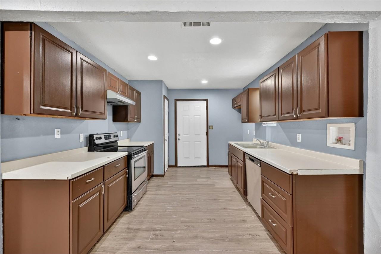 601 Royal St - Photo 4 of 27