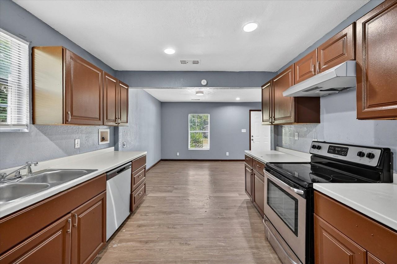 601 Royal St - Photo 5 of 27