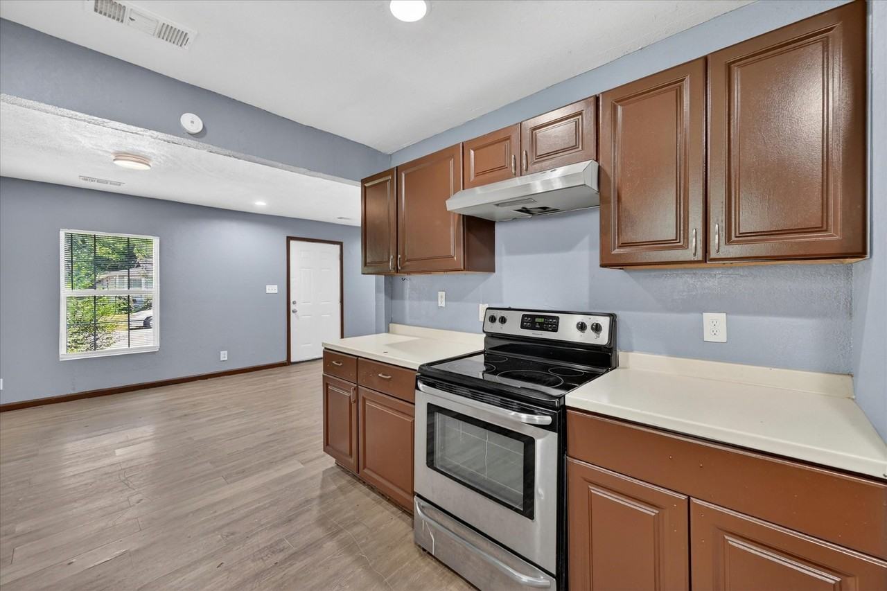 601 Royal St - Photo 7 of 27