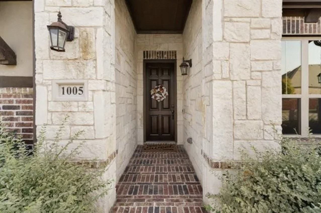 1005 Benbrook Trl - Photo 3 of 35