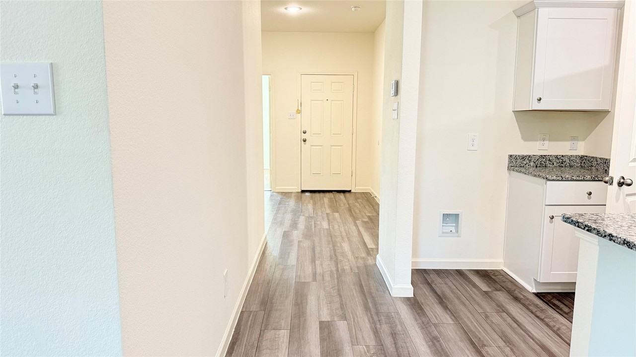 717 Yorkshire Dr - Photo 3 of 23