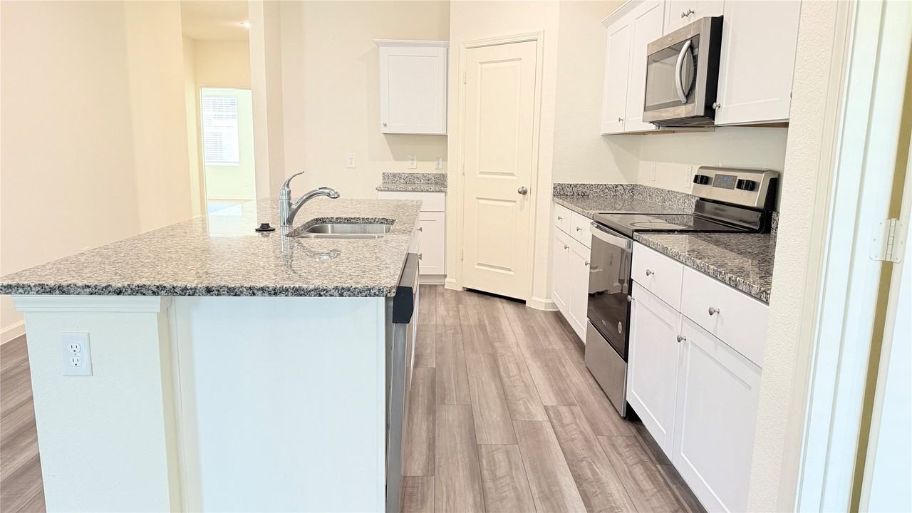717 Yorkshire Dr - Photo 4 of 23