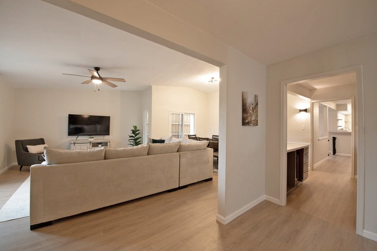 9322 Shipman St - Photo 2 of 36