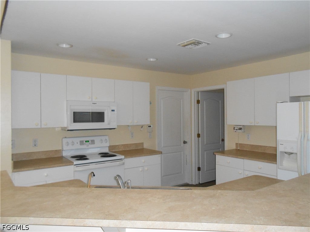 1221 Belair St E - Photo 3 of 20