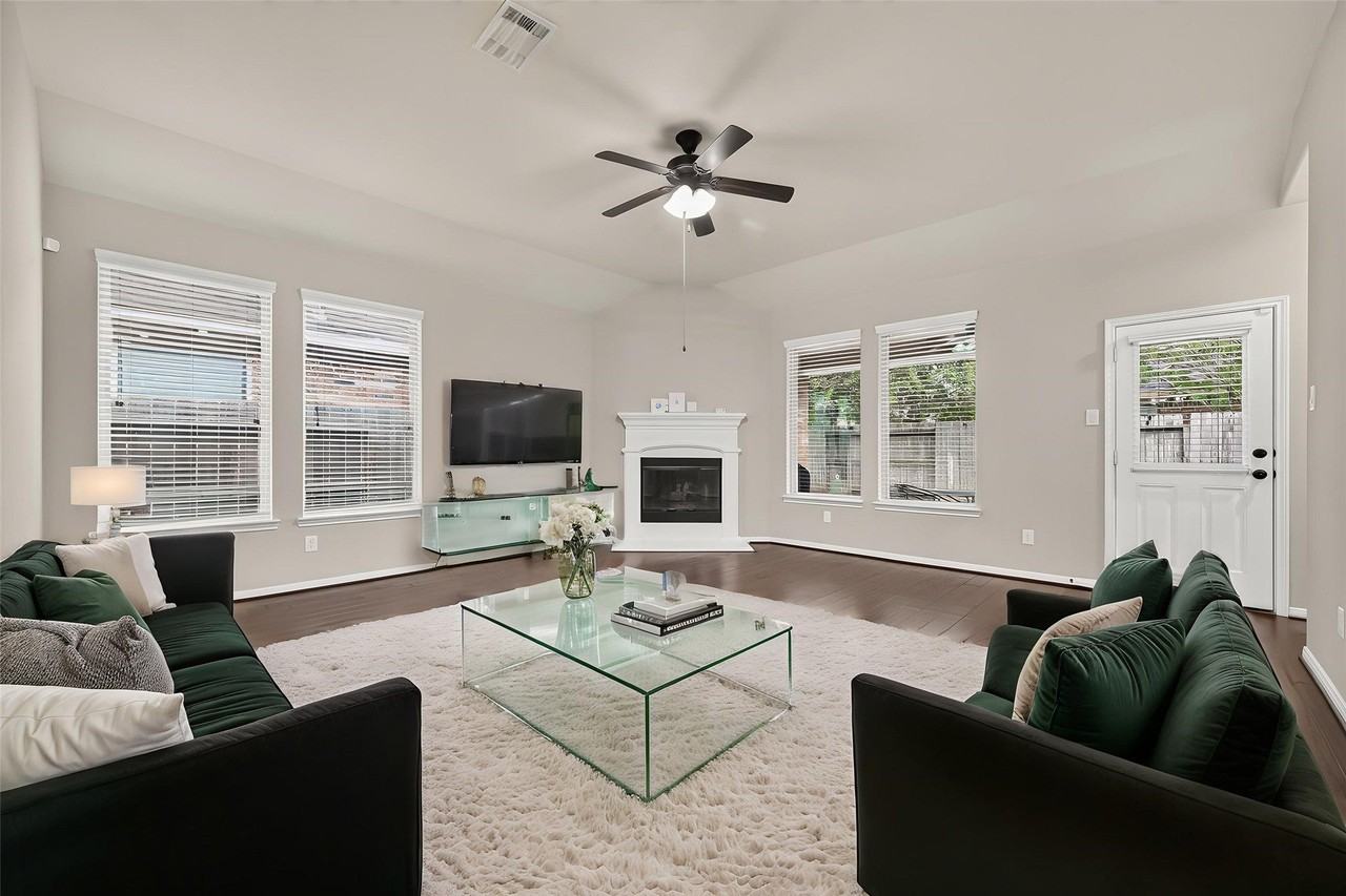 24311 Piazza Dr - Photo 2 of 29