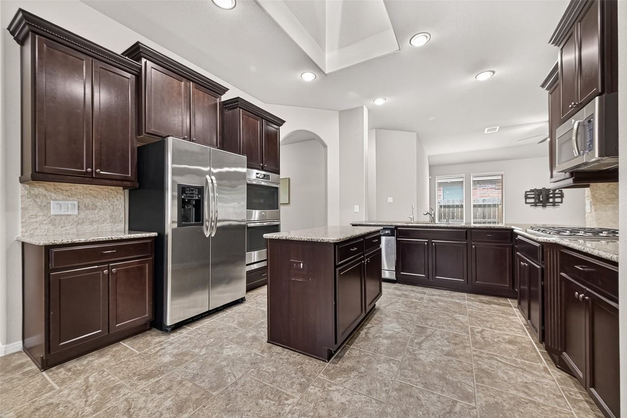 24311 Piazza Dr - Photo 4 of 29