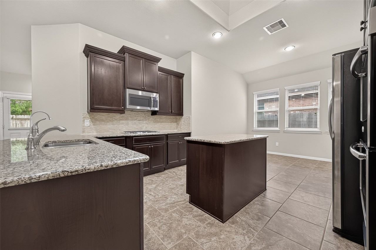 24311 Piazza Dr - Photo 5 of 29
