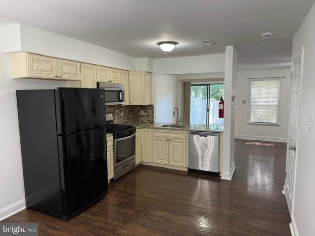 1042 Baywood Dr - Photo 4 of 19