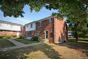featured image of 559 Fox Hills Dr N