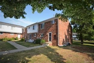 559 Fox Hills Dr N - Photo 1 of 1