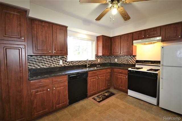 559 Fox Hills Dr N - Photo 3 of 21
