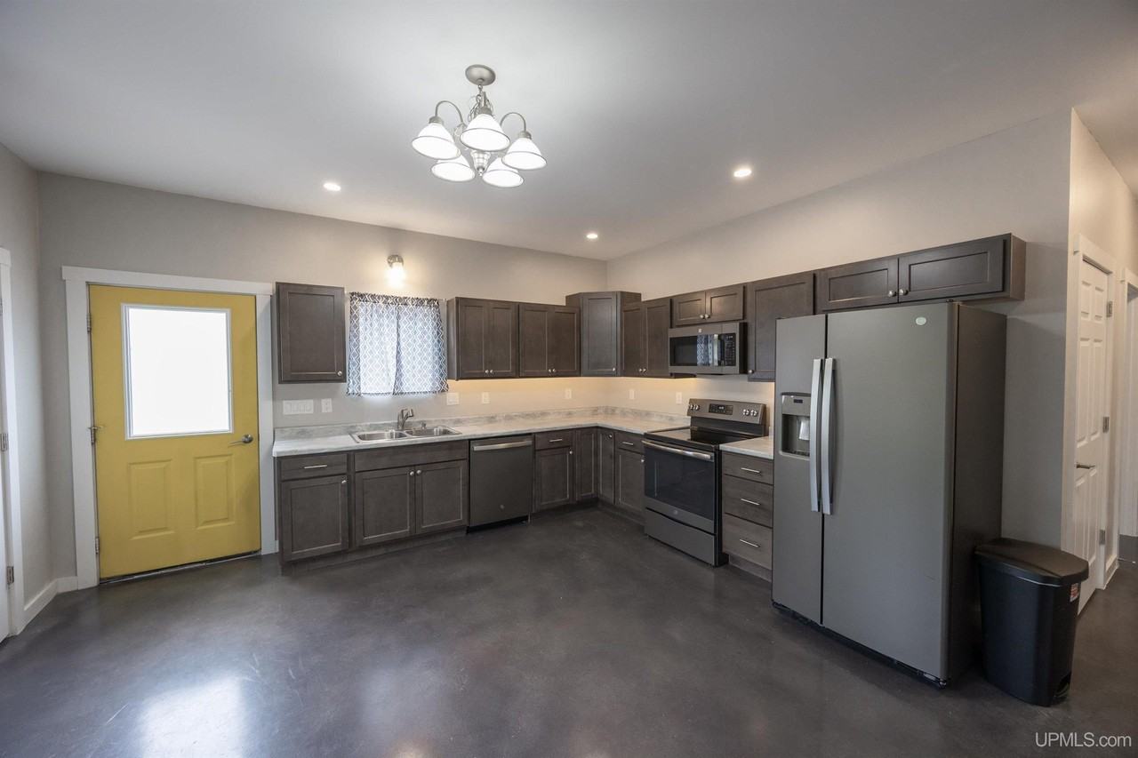 17245 Atlantic Ave - Photo 3 of 22