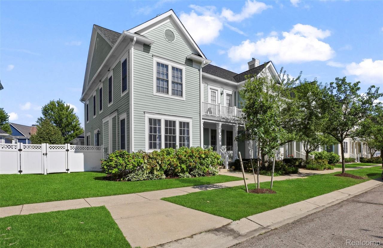 595 Constitution St - Photo 4 of 31