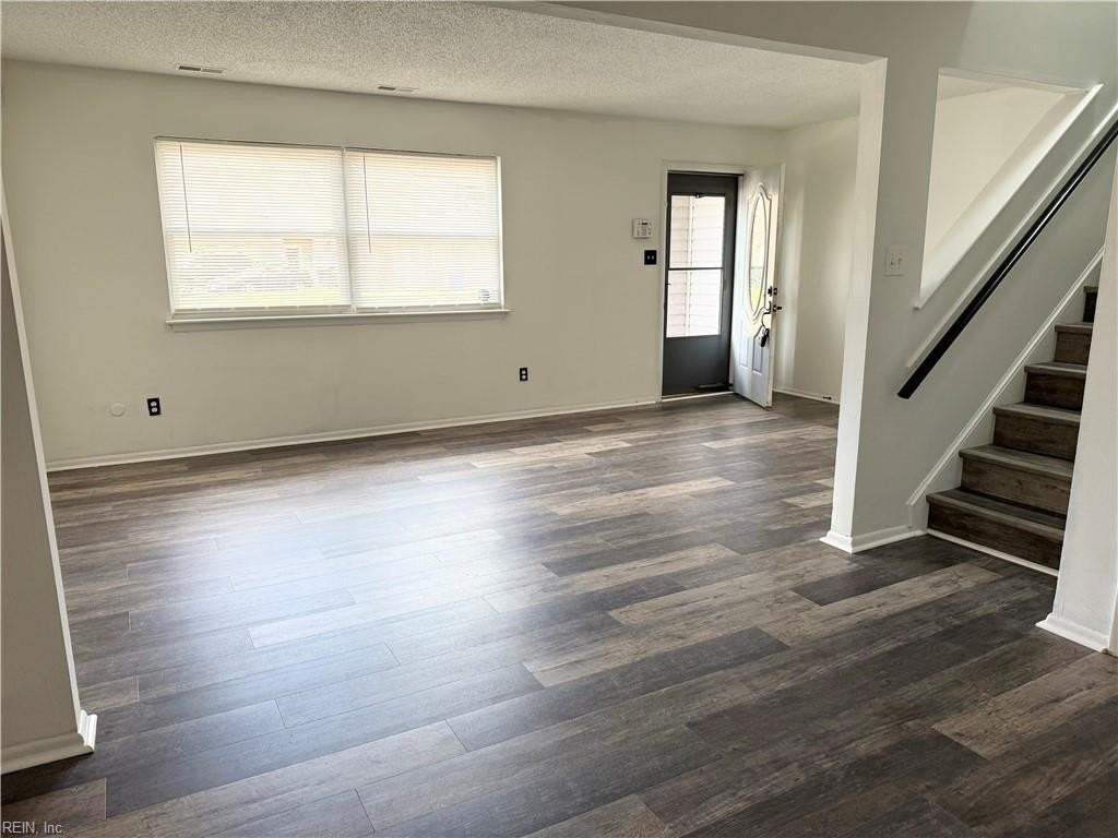 5305 Leicester Ct - Photo 5 of 22