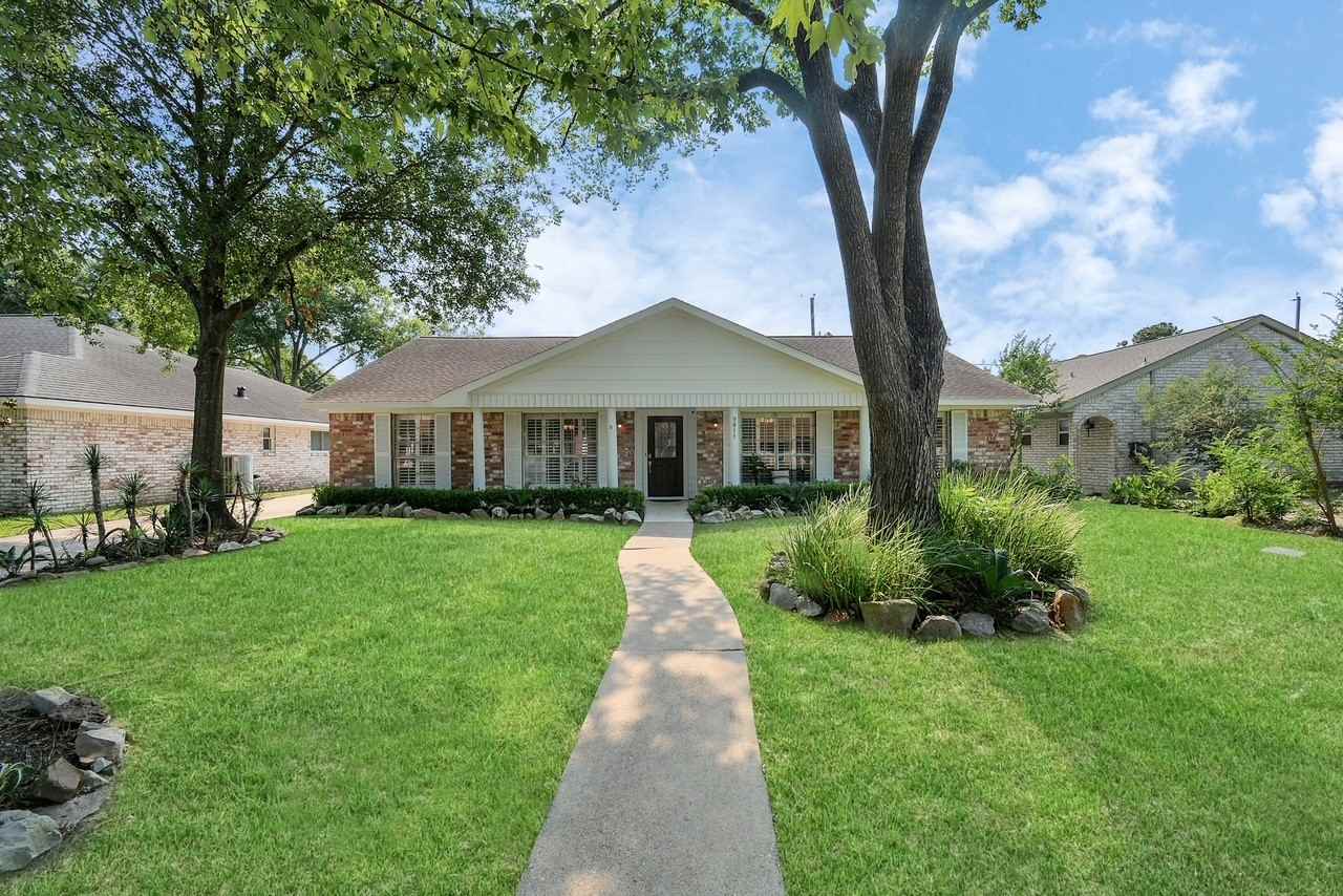 9811 Rocktree Dr - Photo 3 of 34