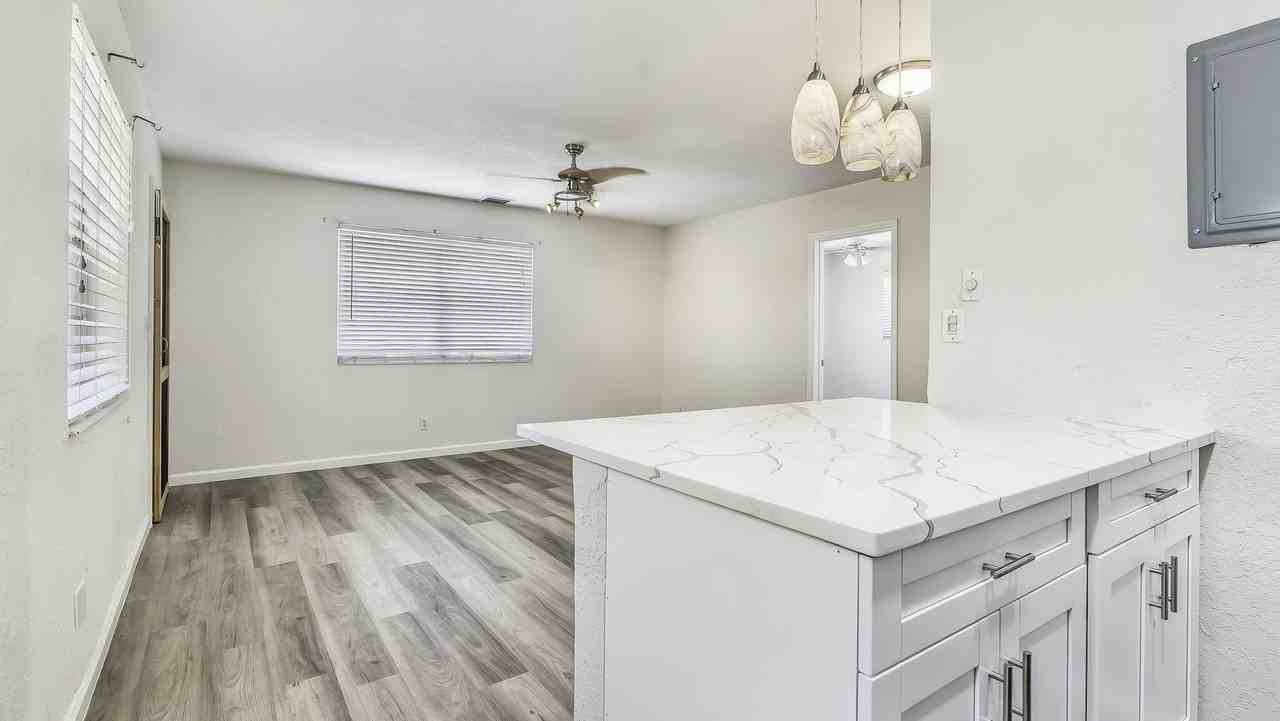 712 Sw 14th Ave #1 - Photo 7 of 26