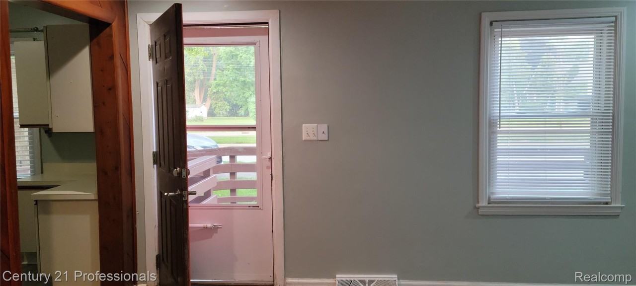 3225 Crooks Rd - Photo 4 of 24