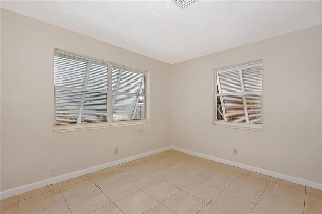 1130 Ne 24th St - Photo 6 of 24
