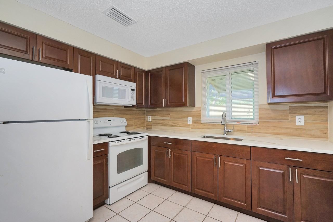 2716 Sw 46th St #2 - Photo 2 of 15