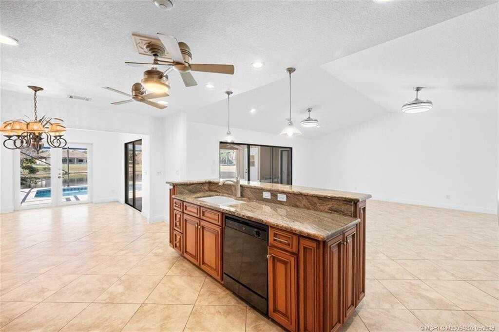 3074 Ne Loquat Ln - Photo 4 of 34