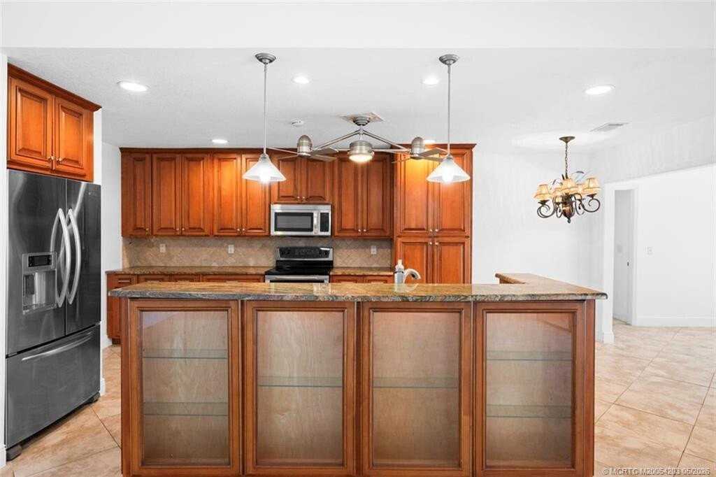 3074 Ne Loquat Ln - Photo 7 of 34