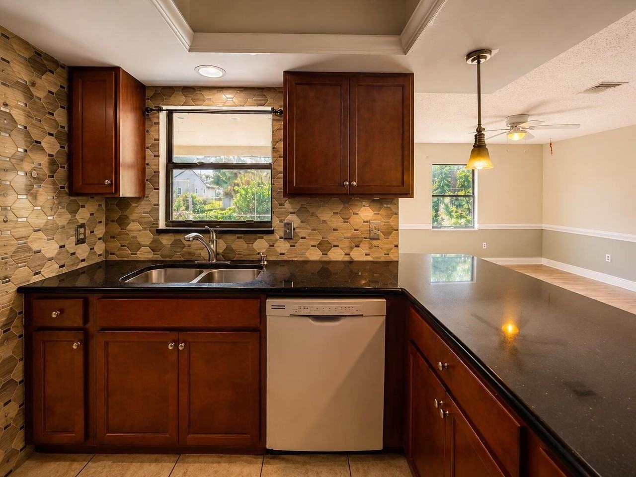 342 Nw Curtis St - Photo 5 of 18