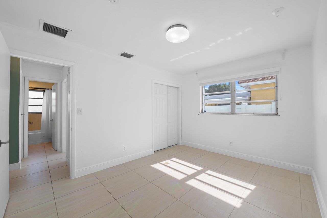27 Se 6th St - Photo 7 of 19