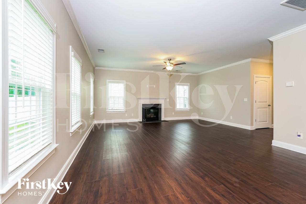 558 Dorchester St - Photo 3 of 19