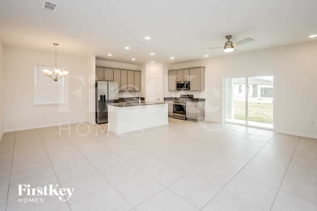 360 Corbel Ln - Photo 3 of 15