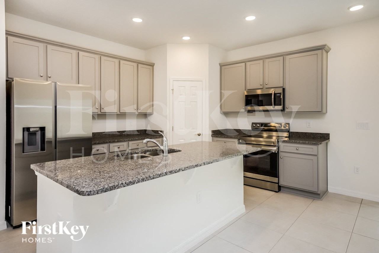 360 Corbel Ln - Photo 4 of 15