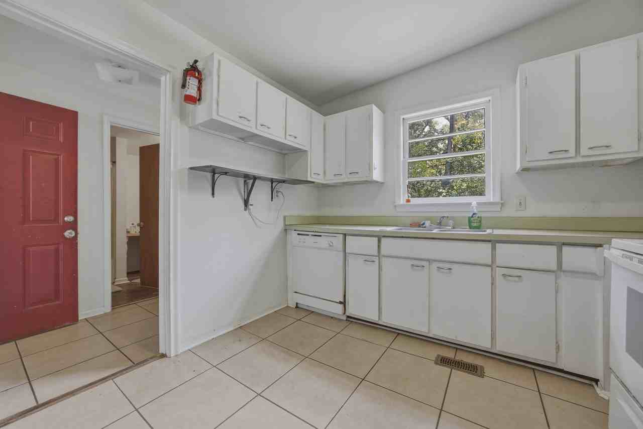 1641 Atkamire Dr - Photo 3 of 33