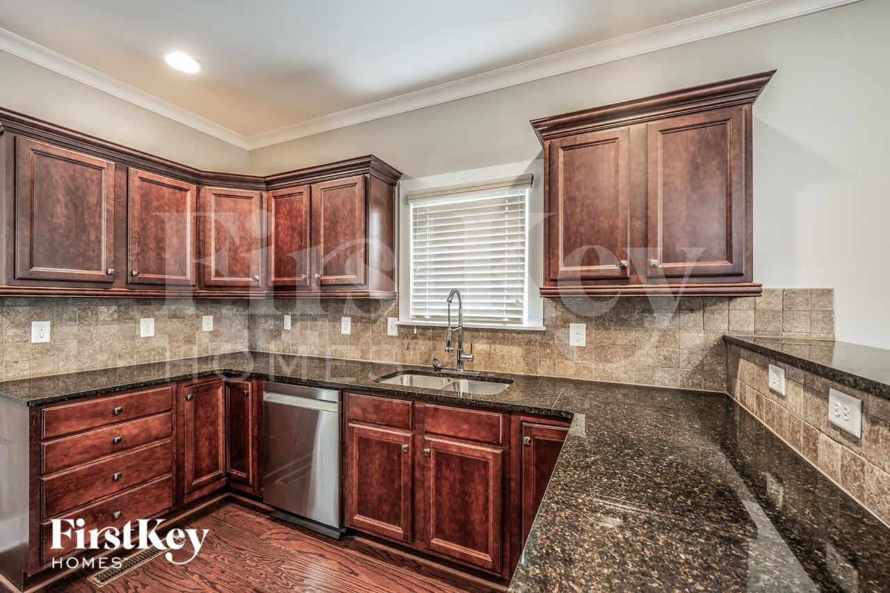 1016 Alford Ave - Photo 6 of 16
