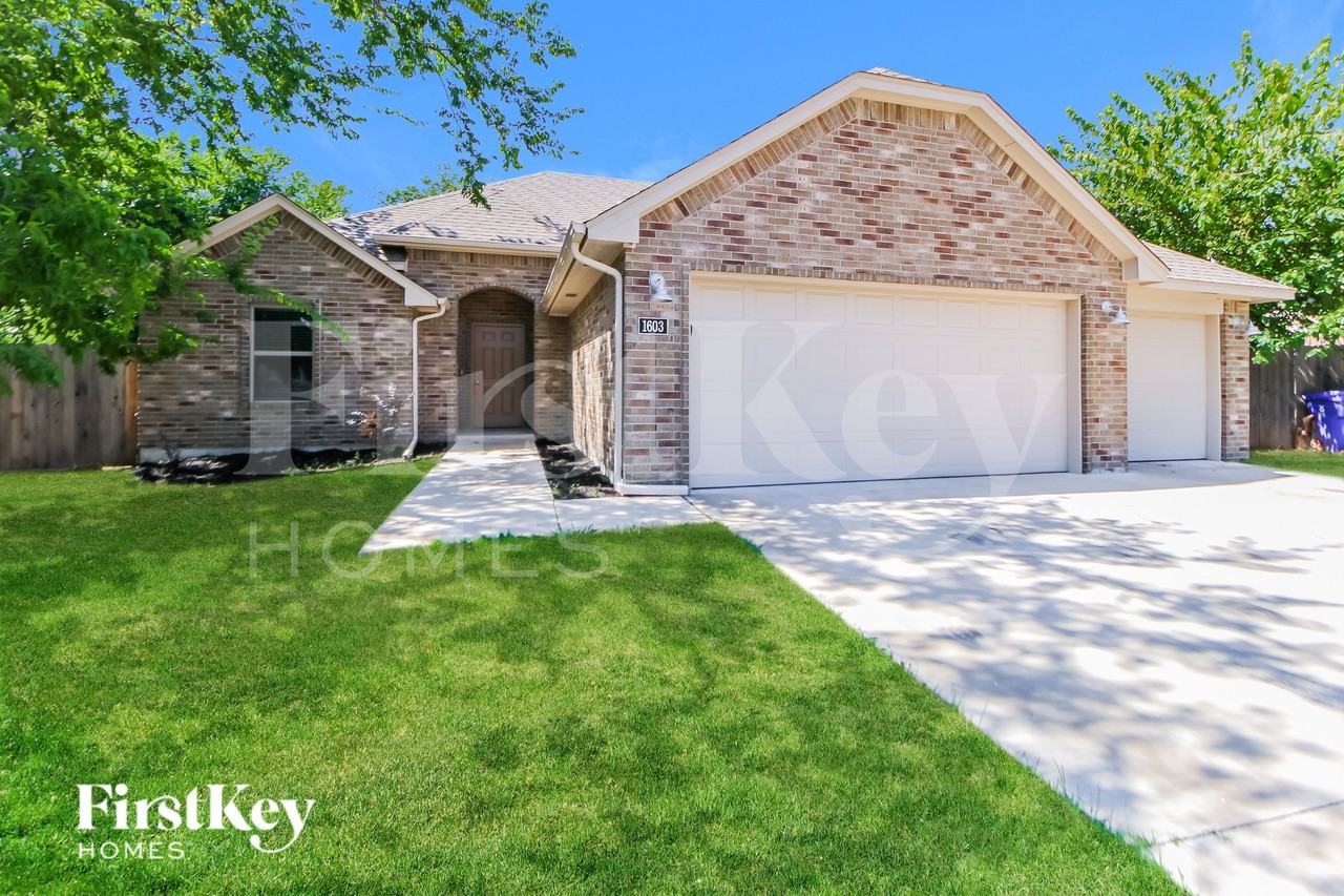 1603 Village Dr - Photo 2 of 16