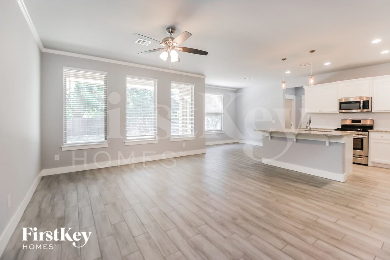 1603 Village Dr - Photo 3 of 16