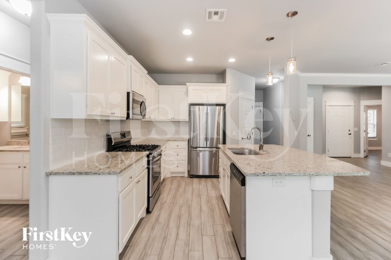 1603 Village Dr - Photo 4 of 16