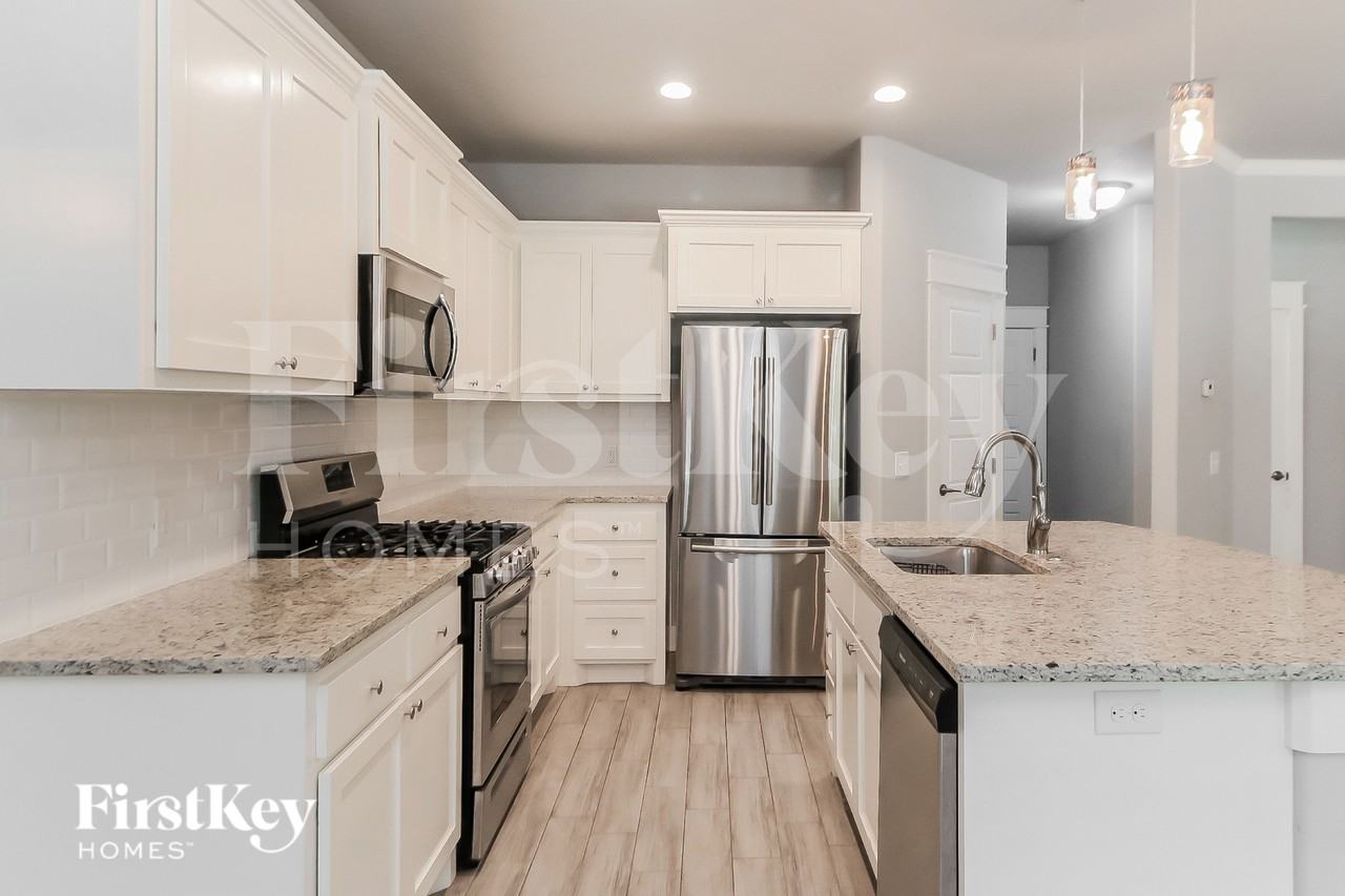 1603 Village Dr - Photo 5 of 16