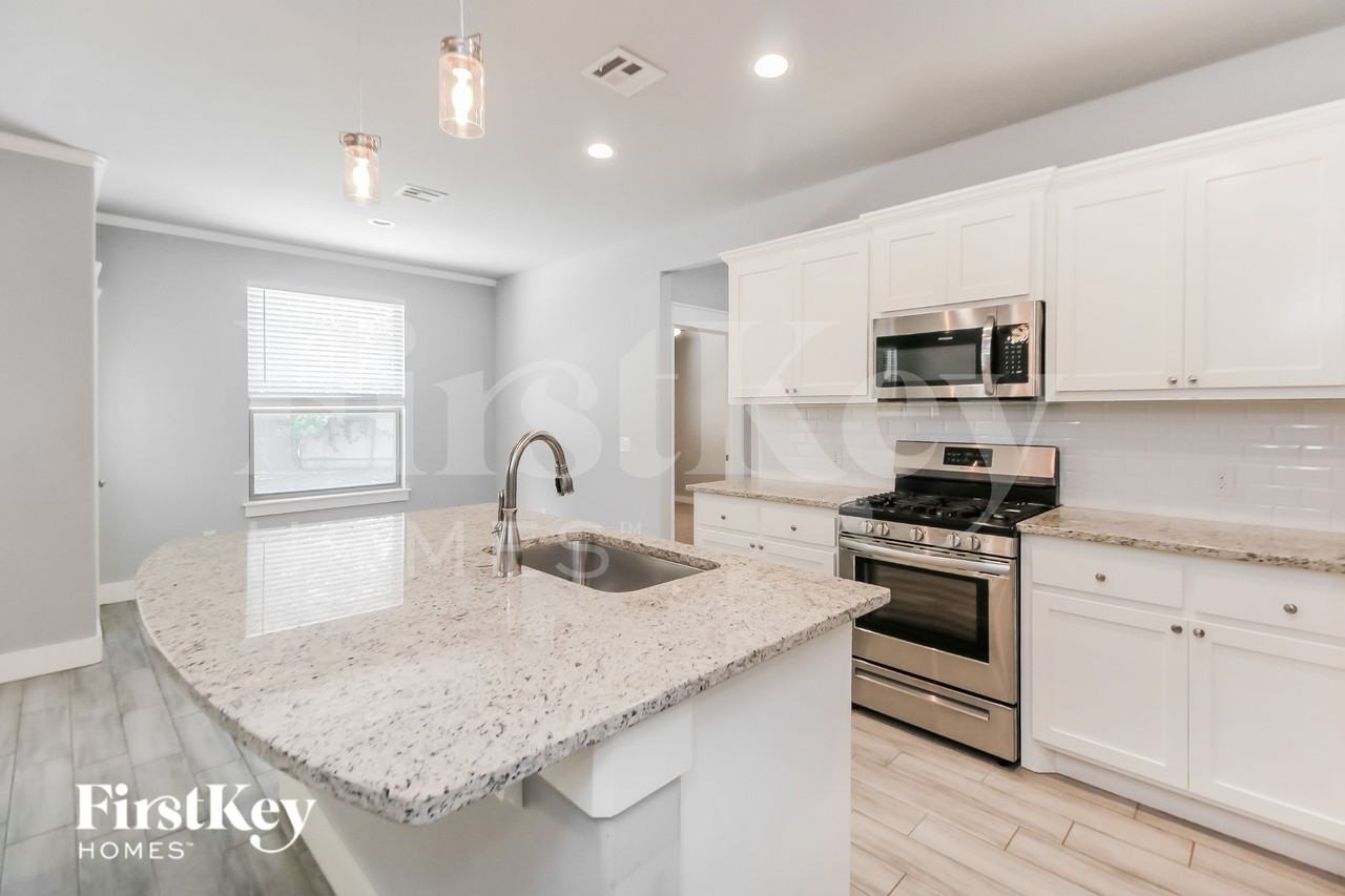 1603 Village Dr - Photo 6 of 16