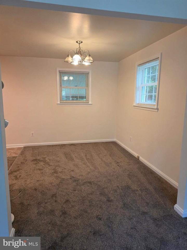 4700 Red Fox Rd - Photo 3 of 22