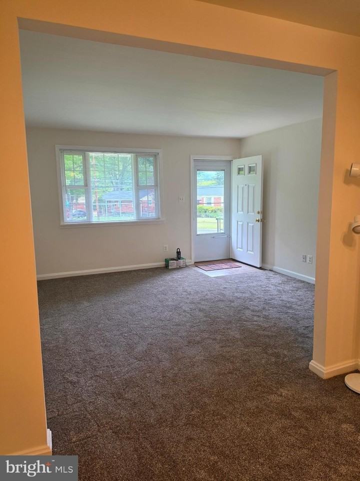 4700 Red Fox Rd - Photo 4 of 22