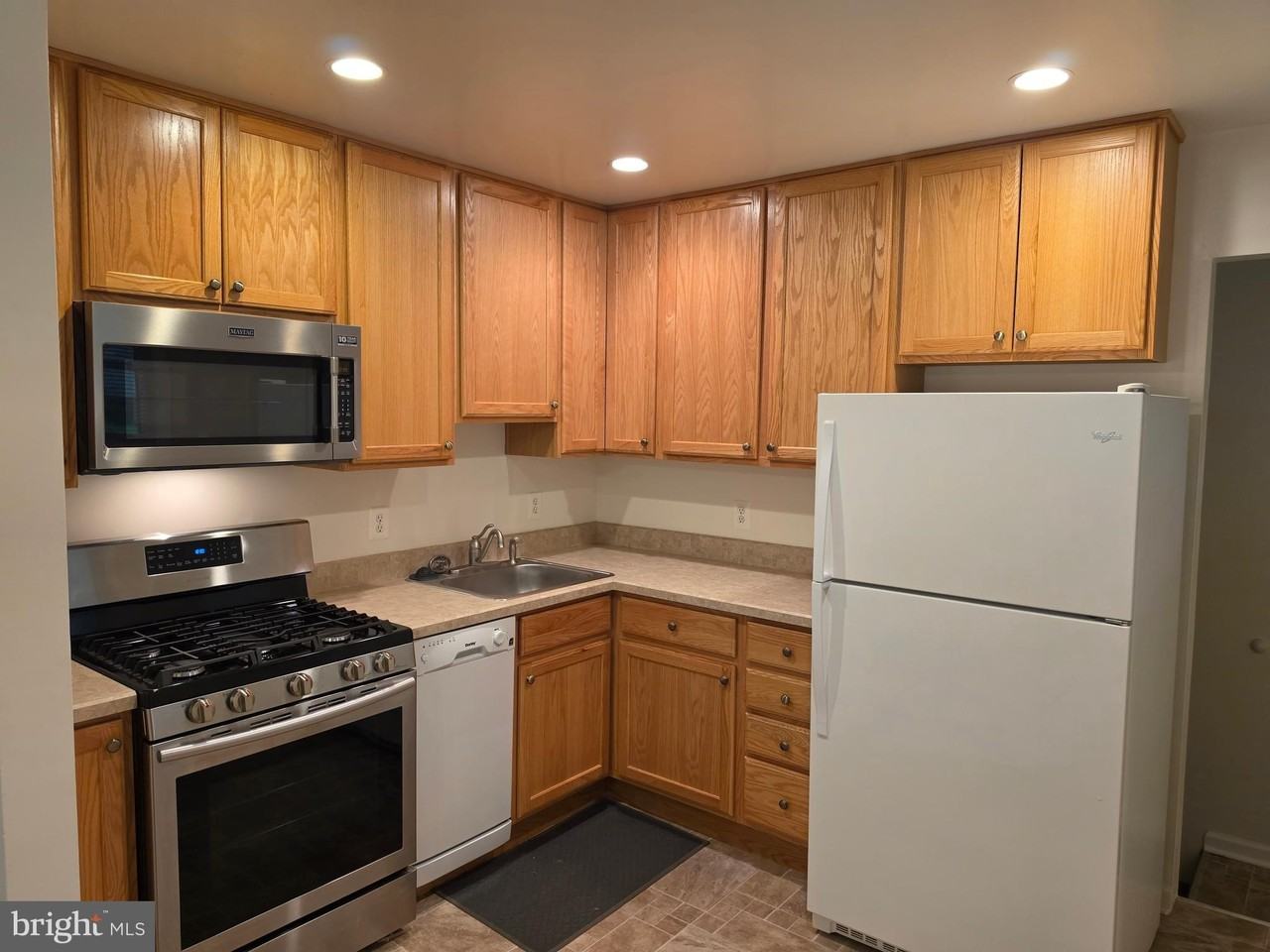4700 Red Fox Rd - Photo 5 of 22