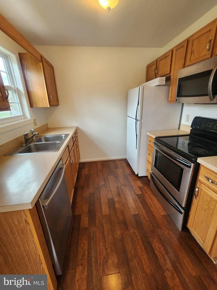 1048 Kasinof Ave - Photo 2 of 26