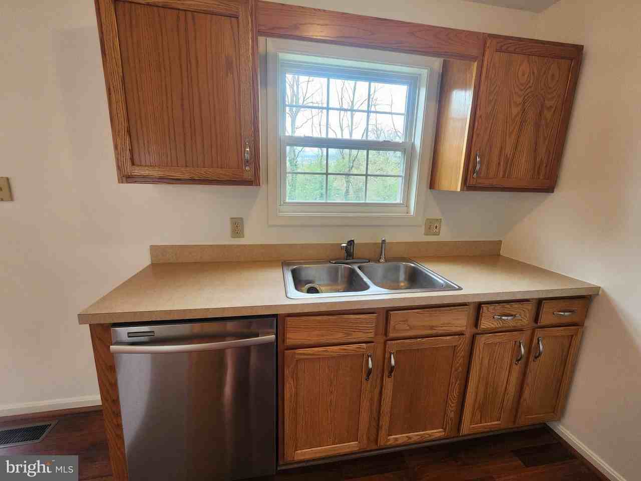 1048 Kasinof Ave - Photo 5 of 26