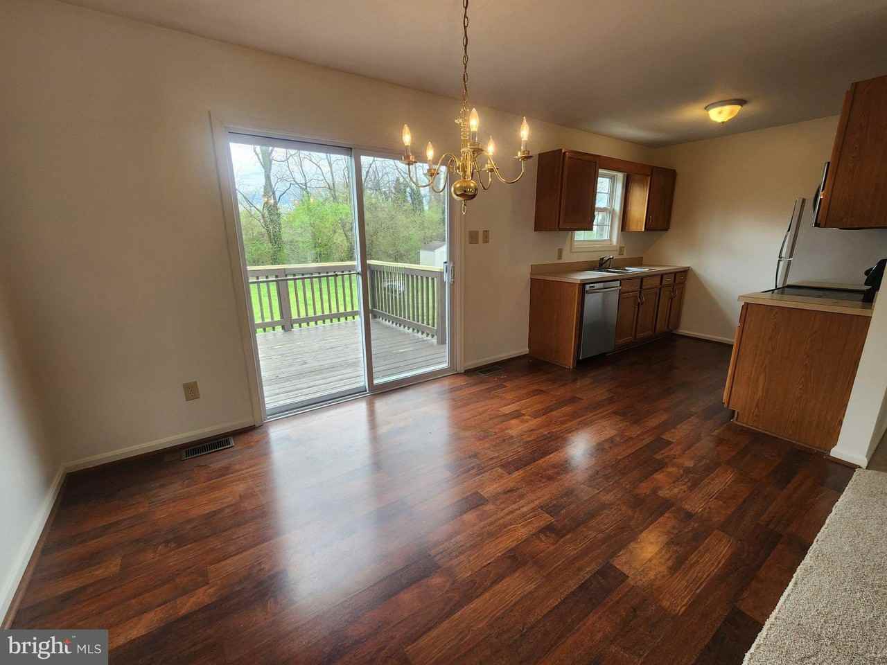 1048 Kasinof Ave - Photo 7 of 26