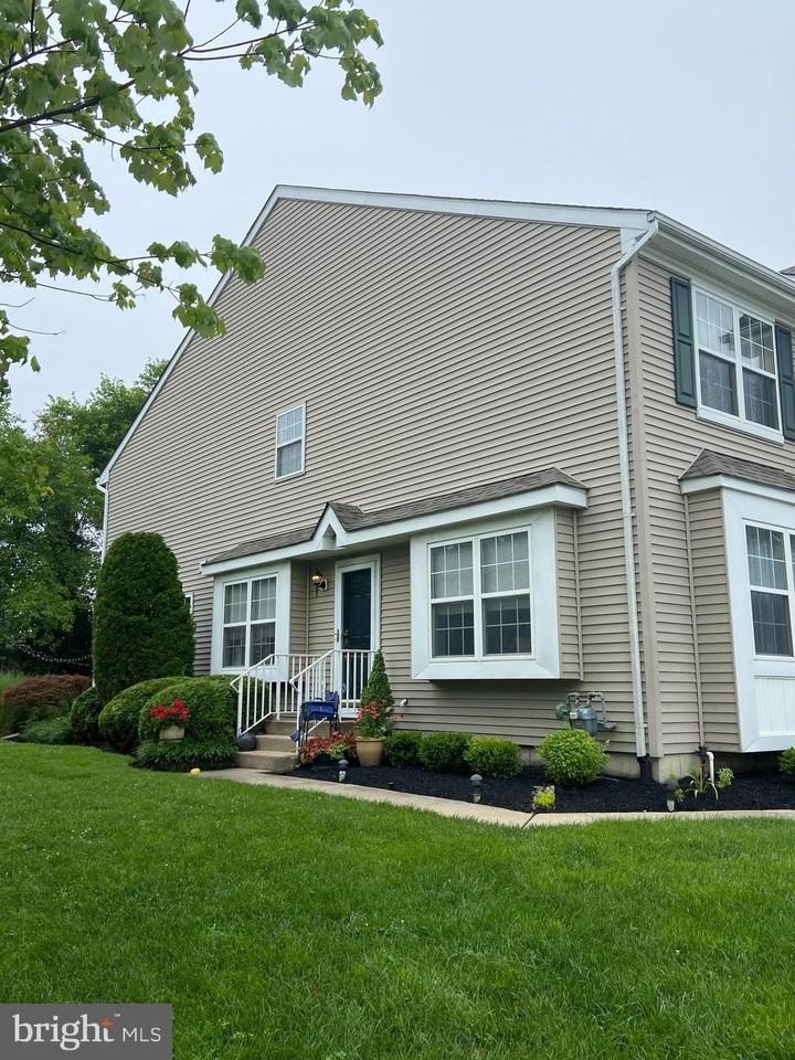 105 Hearthstone Ln - Photo 2 of 24