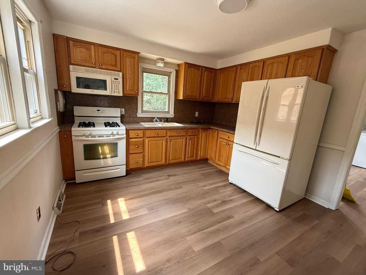 1236 Oak Ln - Photo 3 of 16