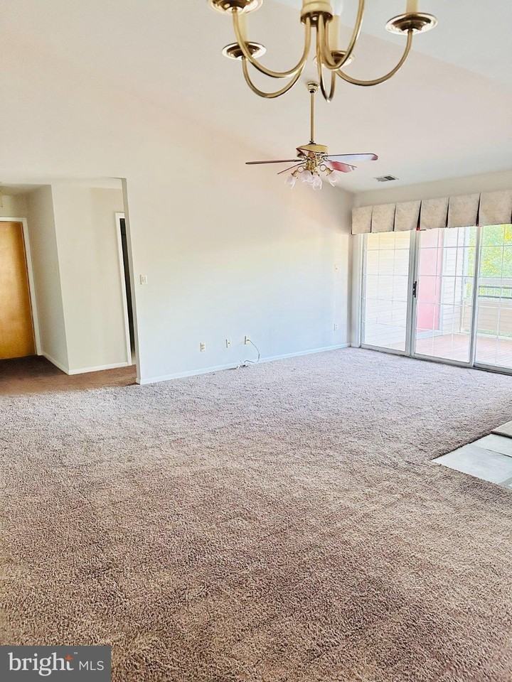204 Salem Ct #11 - Photo 3 of 8