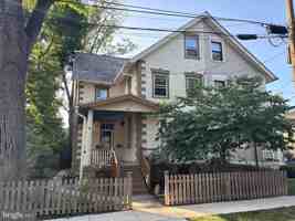 featured image of 121 W Oakland Ave