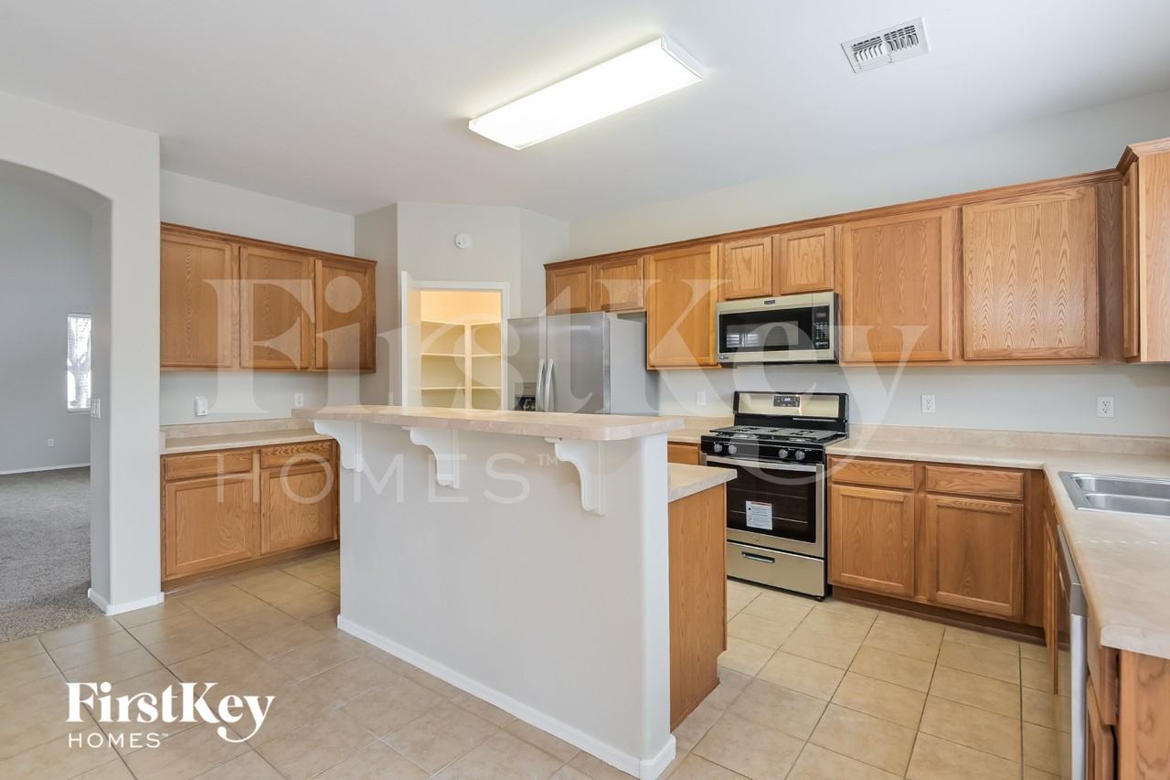 10616 S Lucius Dr - Photo 4 of 15