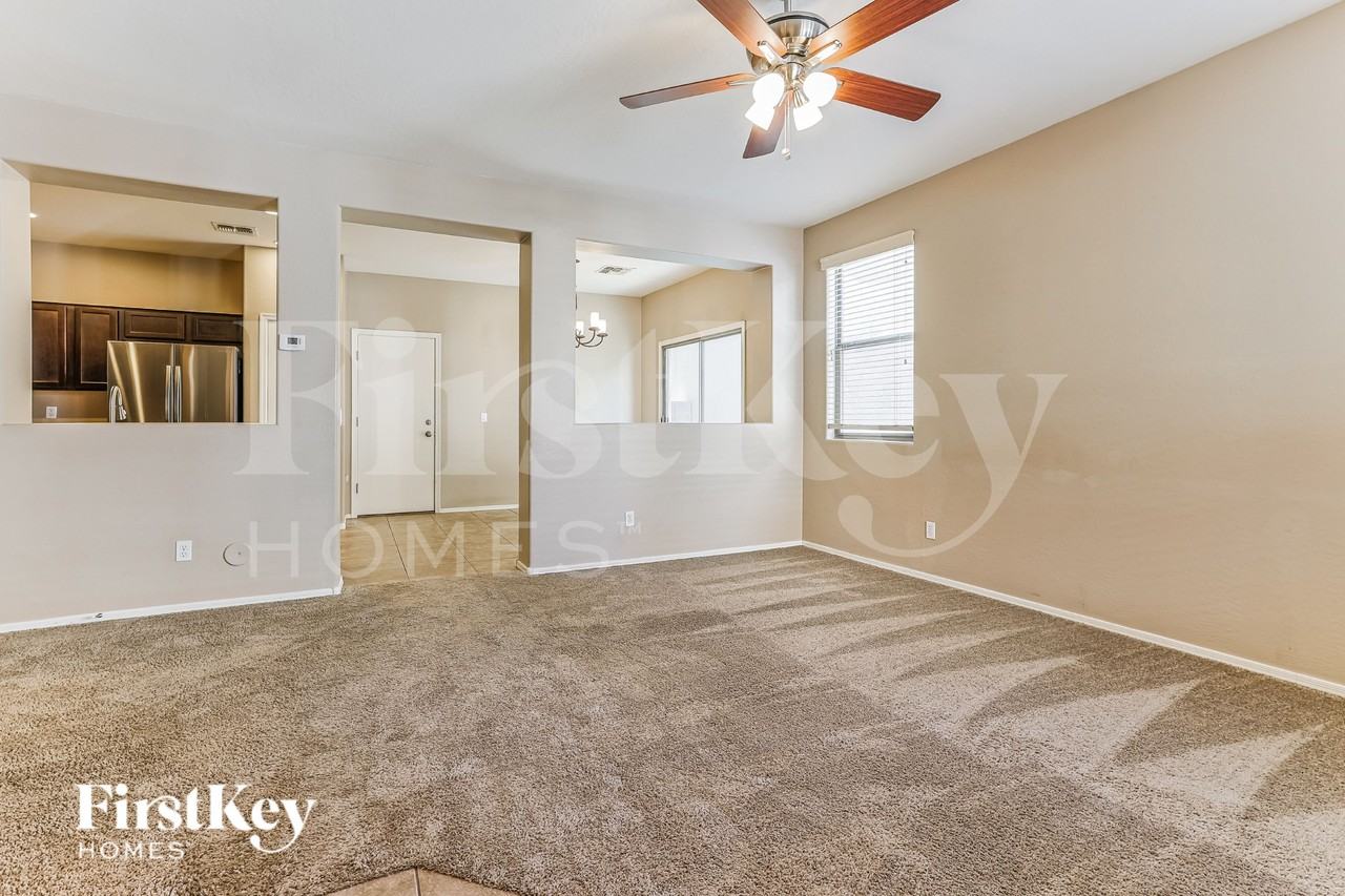 127 E Catclaw St - Photo 2 of 16