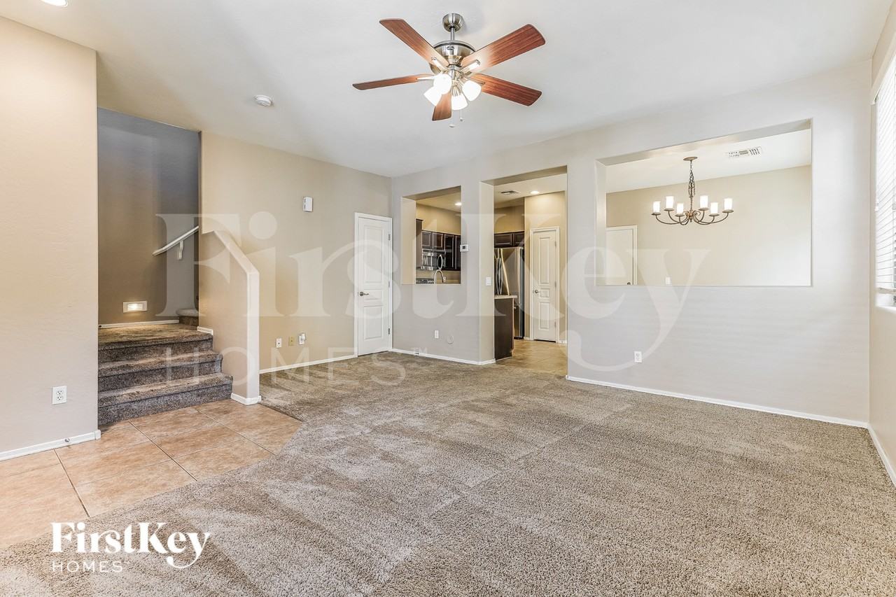 127 E Catclaw St - Photo 3 of 16